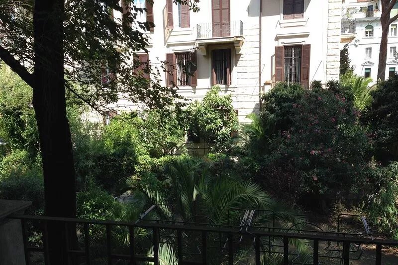 Tasteful apartment in period building, in the green, Parioli.