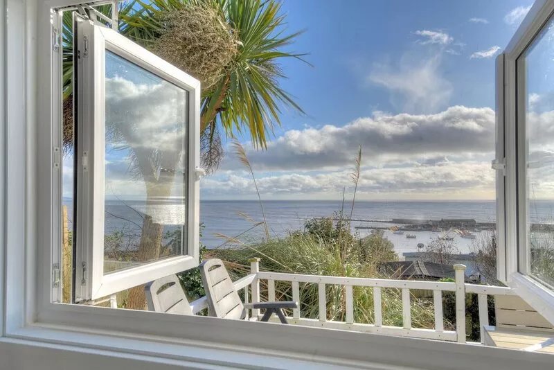 THE CABIN, romantic, country holiday cottage in Lyme Regis