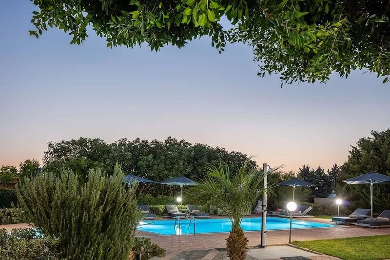 60m2 Heated pool, hot tub, large garden, 2.5 km from the beach!