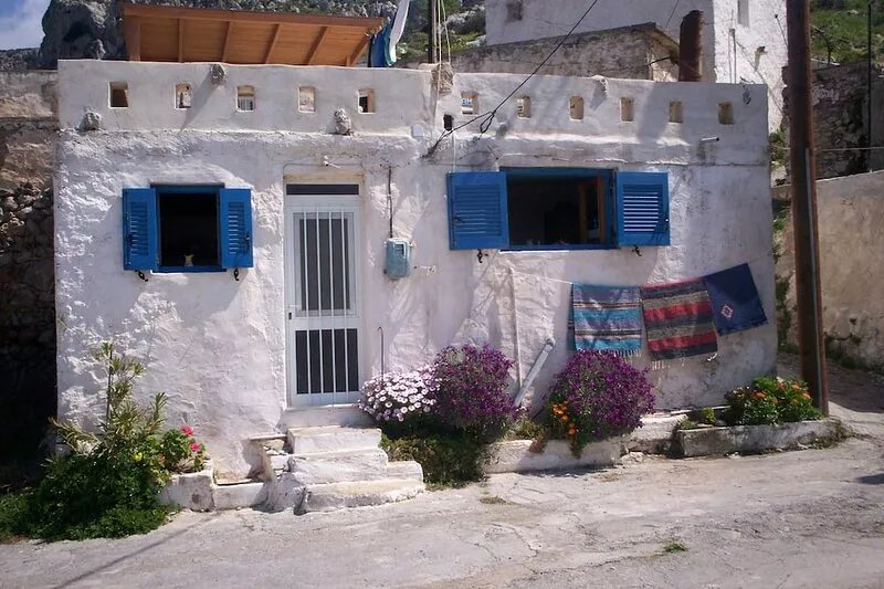 2-bedroom house in mountain village overlooking coastal resort of Makrigialos