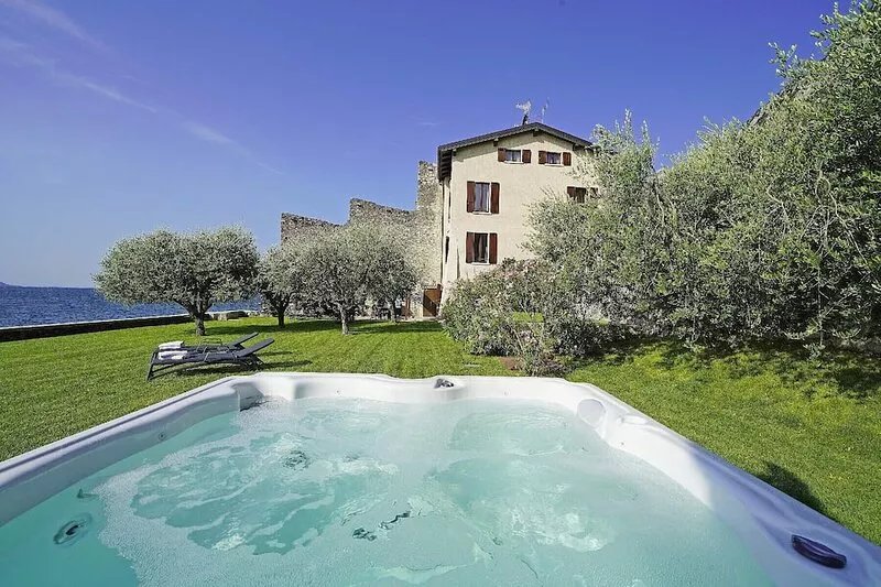 Villa Victoria Lake front