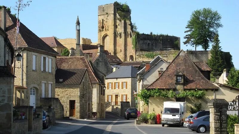 Historic stone house sharing ramparts of 11th century castle in Dordogne Val