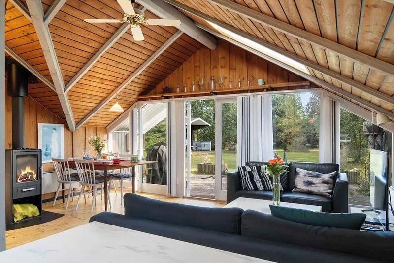 Cosy summerhouse close to beach in a natural area
