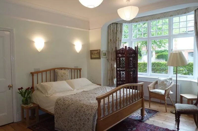 Practical independent 1 bed apartment in leafy street of Hammersmith
