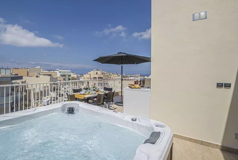Summer Breeze penthouse with large outside terrace with private Hot Tub