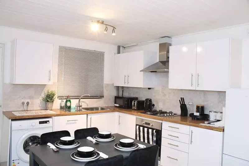 F2S Serviced 2Bed House Wi-fi, Netflix, Parking, Train station nearby. Holiday!