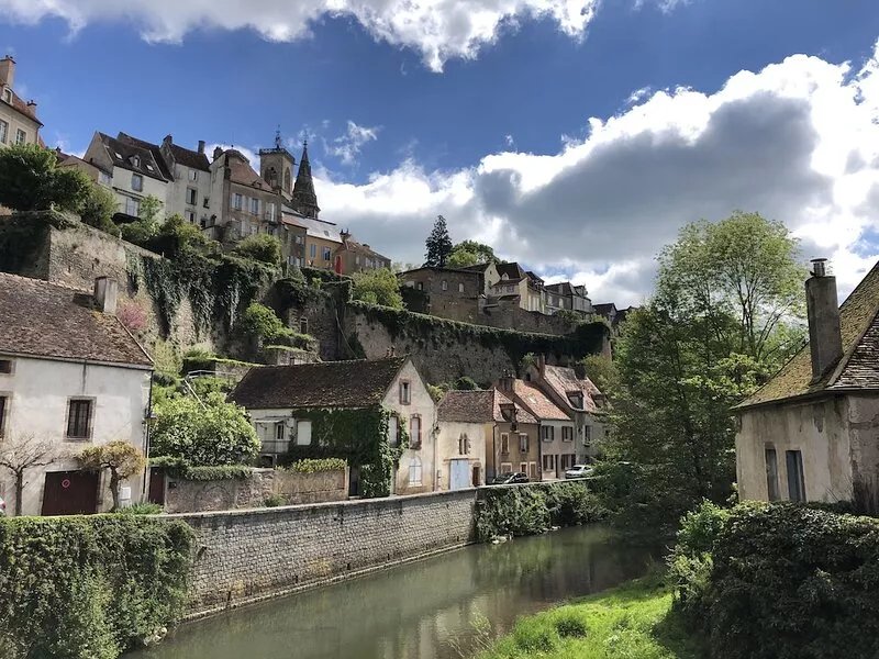 Rural calm between Chablis & Beaune, near Semur-en-Auxois. Dogs welcome.