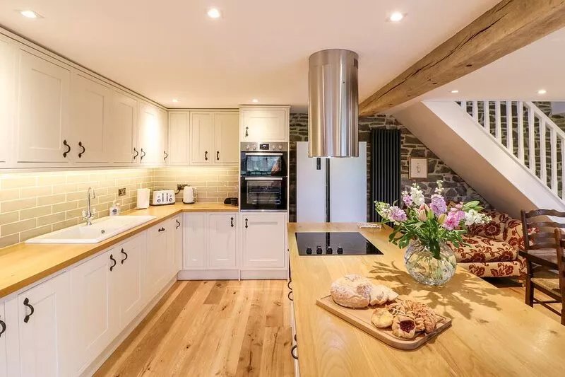 LAKE VIEW, pet friendly, luxury holiday cottage in Lapford
