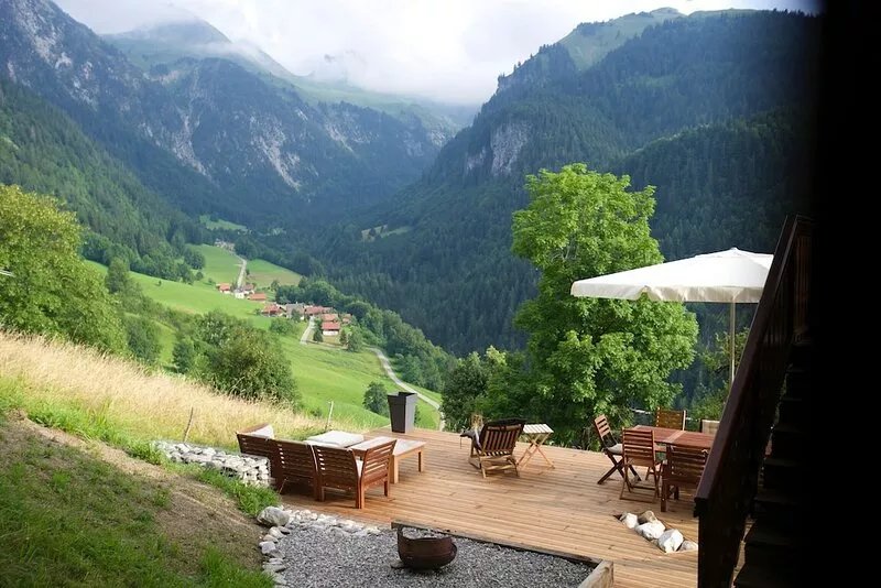 SLEEPS 10, GREAT VALUE!  RURAL RETREAT WITH SPACIOUS DECK & SPECTACULAR VIEWS.
