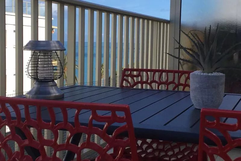 Very nice T2 on the beach Top floor, terrace25 m2 -Private parking Wifi