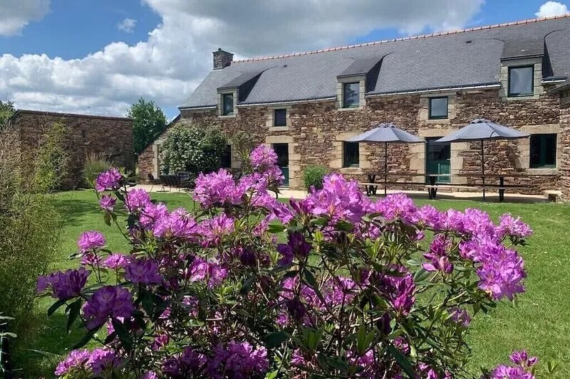 stone house. 4 to 14 pers. heated pool