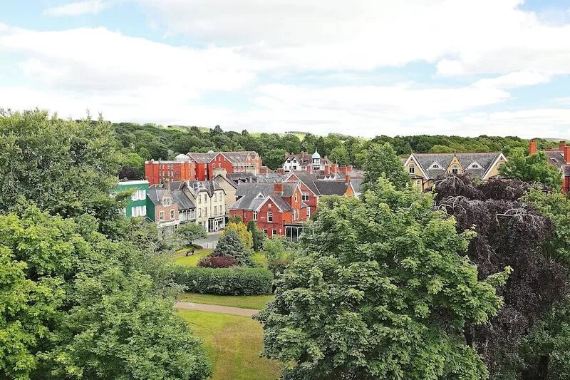 Bask in Brook View’s blissful hot tub and keep a look out for Red Kites in