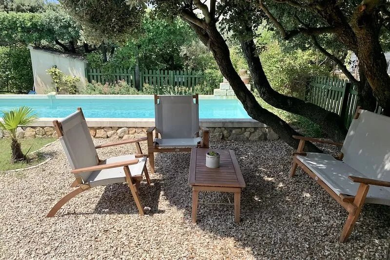 House with swimming pool at the bottom of alpilles