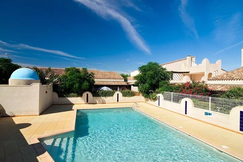 Superb villa with terrace, parking, swimming pool. Excellent location, beach