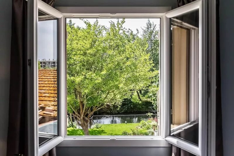 Beautiful villa 8 minutes walk from the town center -On the river bank