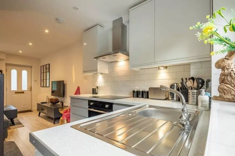 Garden Flat - 2 Mins To Station - Free Parking