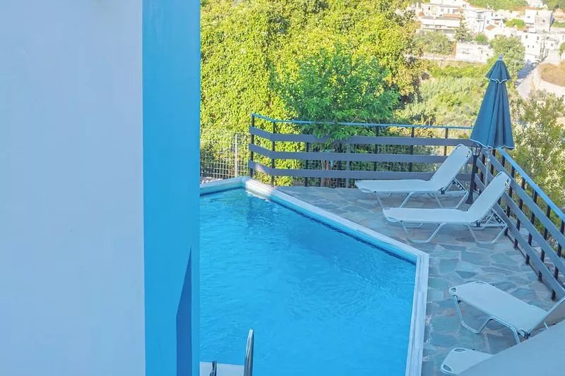 4 bed villa private pool sleeps 10. Great sea mountain views, walk to taverna.