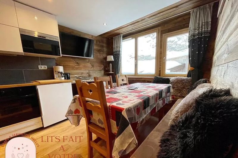 APARTMENT FACING THE VILLAGE CENTER OF CHILDREN, BREAKFAST, CHAMPAGNE