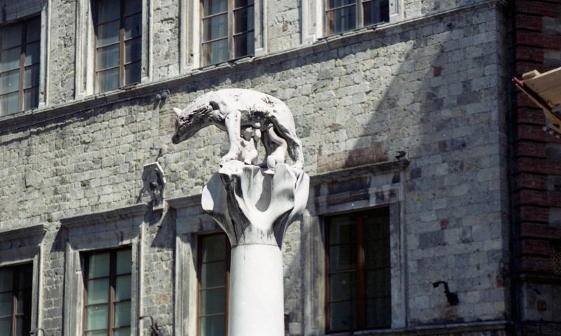 La Colonna Della Lupa Senese Del Ponte Di Romana