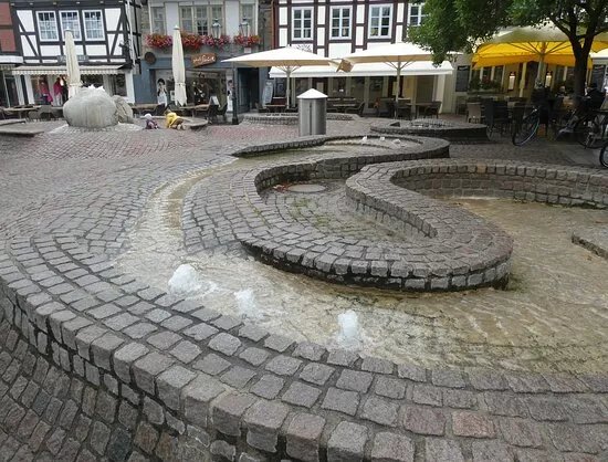 Der Marktplatz - Brunnen