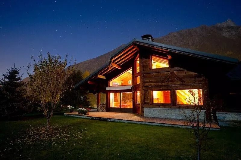 Chamonix Mont Blanc, new Savoyard chalet, large south-facing terrace, garden, 5