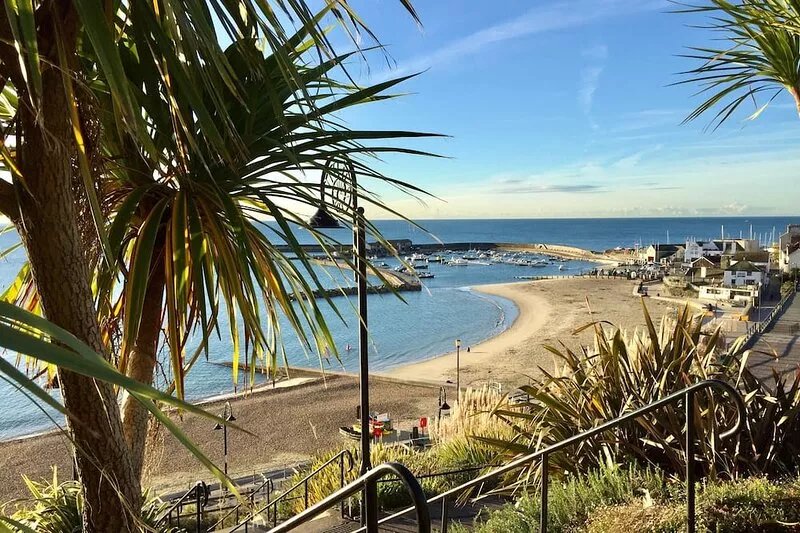 Lovely cottage, log fire & garden close to Charmouth beach on the Jurassic Coast