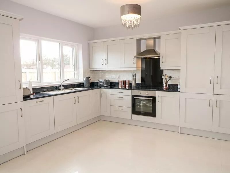 CULMORE POINT, family friendly, with a garden in Culmore, Londonderry