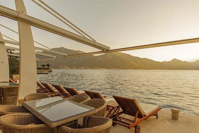 Beautiful Villa on seaside with luxury apartments and rooms. Breathtaking!