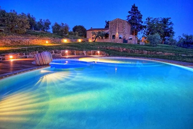 Stunning private villa with private pool, hot tub, A/C, WIFI, TV, patio, close