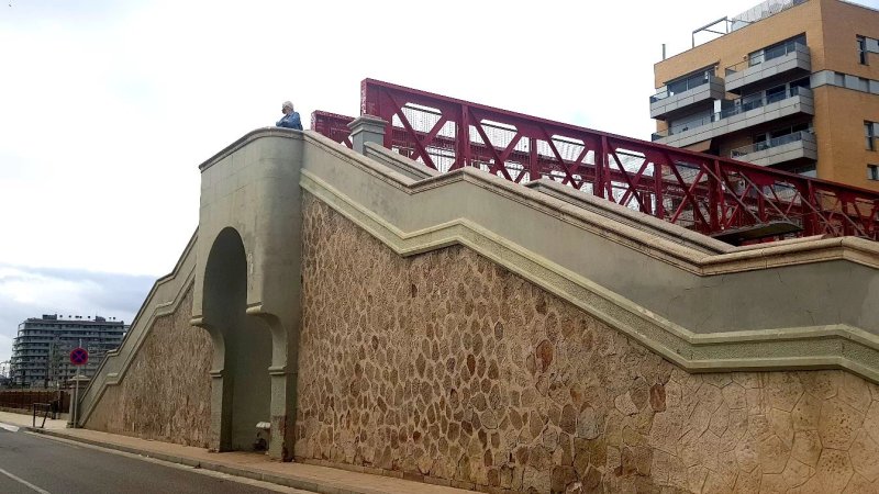 Pont Sobre La Via Del Tren