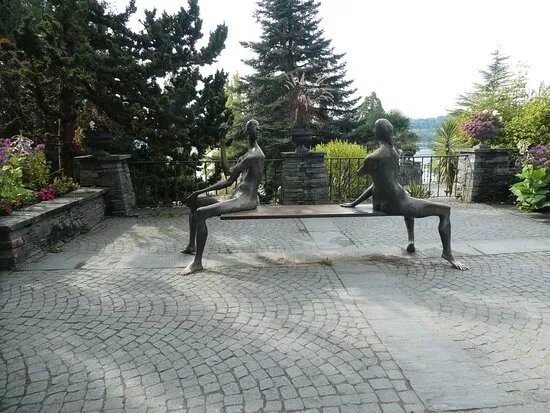 Statue Zwei Sitzende Auf Bank