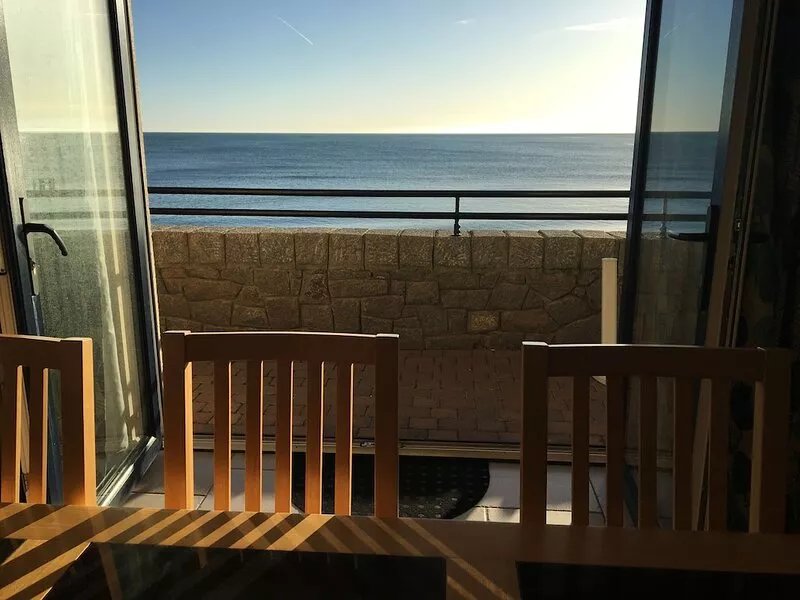 Seafront Spacious 3 bedroom Apartment with private secure parking and free wi-fi