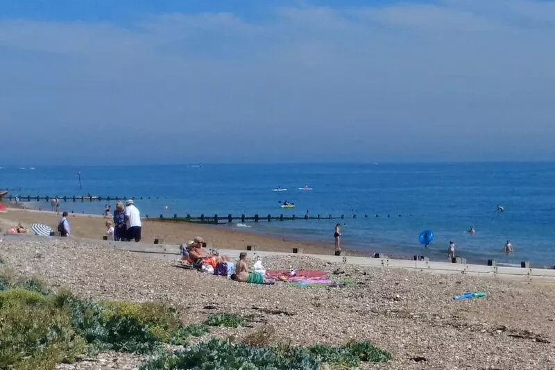 Fantastic location within easy walking distance of Beach, Park and Village.