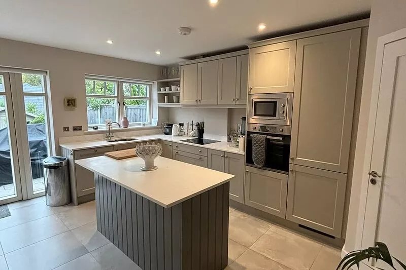 Contemporary home in Ashford, 10 mins walk to shops, pubs and restaurants