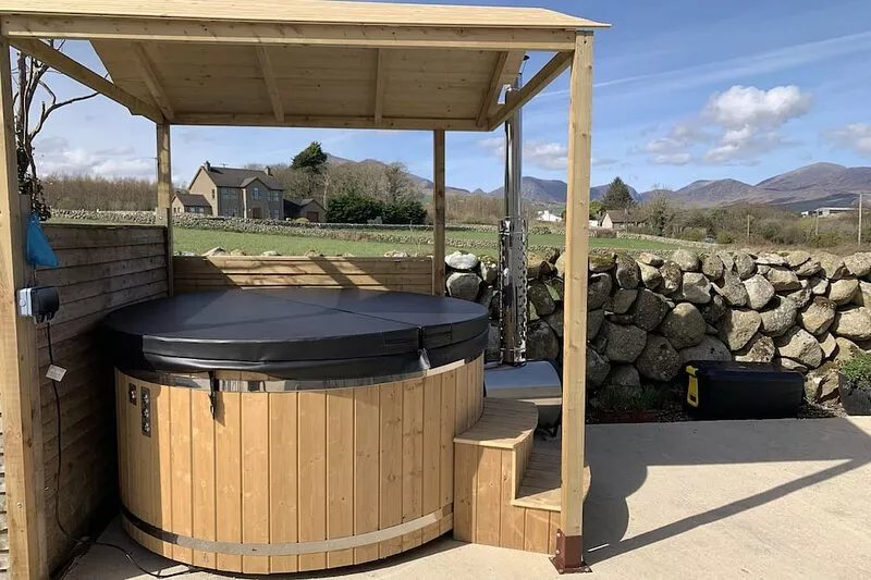 MONEYDARRAGE COTTAGE - mountain and sea views (Hot Tub available for hire)