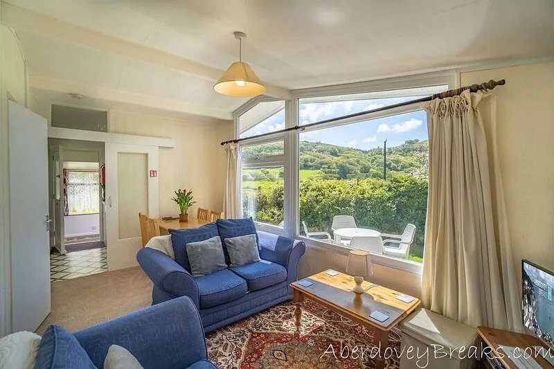 2 Bedroom Chalet, Sleeps 4, Pet Friendly, Quiet and Relaxing Location