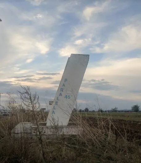Monument Paralela 45