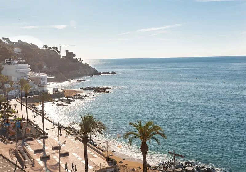Spacious apartment, with views, bright, renovated and in front on the beach!