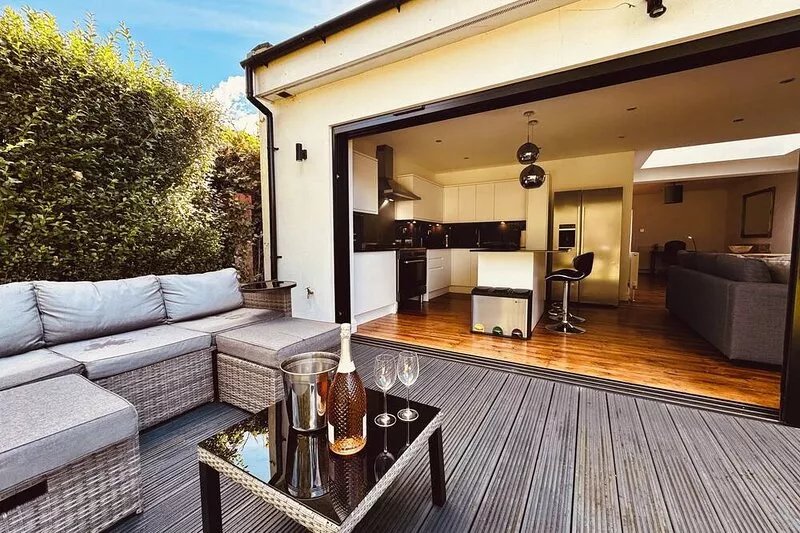 Spacious Art Deco family house near St Albans. sleeps 10, free parking garden.