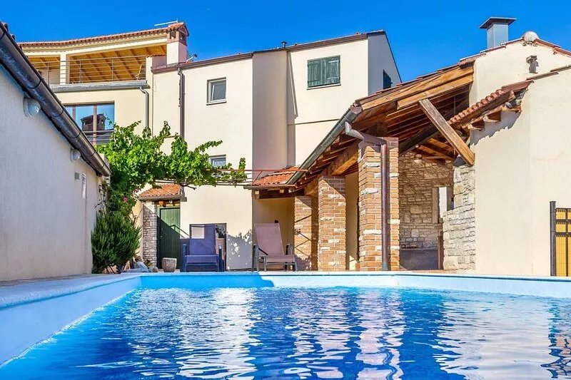 Rustic holiday home in Medulin with private pool