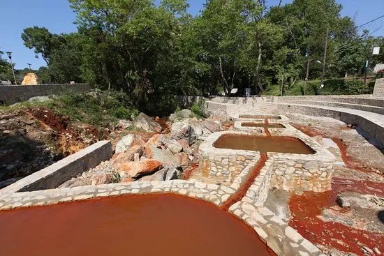 Thermal Springs Kokkino Nero