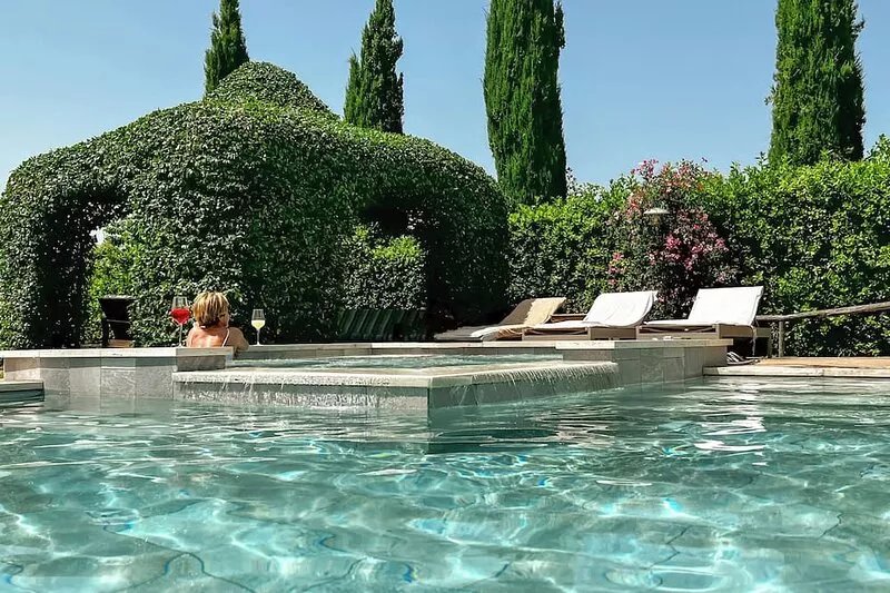 VILLA IRIS LUXURY SAN GIMIGNANO, 6 EN SUITE ROOMS, SWIMMING POOL, SPA, SAUNA.