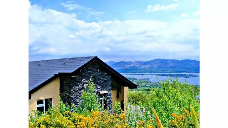 Charming Two Bedroom Cottage with Magnificent Sea Views. 10 minutes from Kenmare