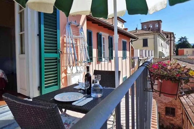 Al Borgo, Lucca apartment with terrace, A/C, WiFi