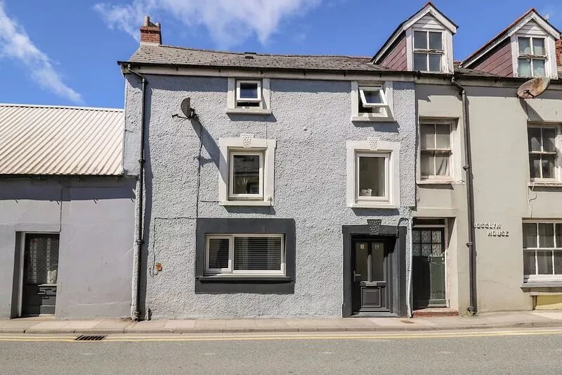 LANE COTTAGE, pet friendly, with a garden in Cardigan