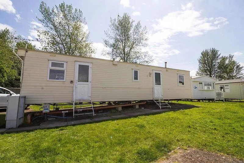 Spacious 8 berth caravan for hire at Southview Holiday Park ref 33002TC