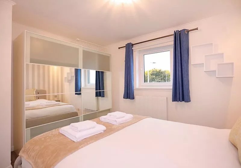 Modern two-bedroom apartment with excellent transport links to the city centre