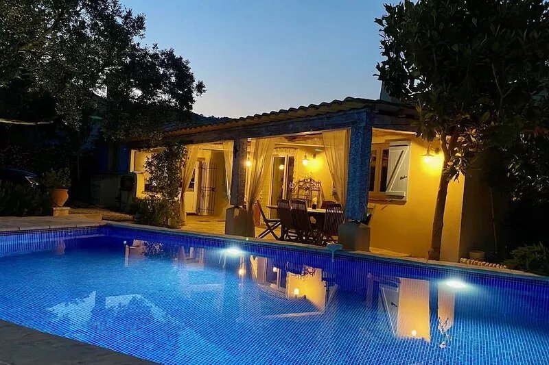 Provencal farmhouse in peace and in the heart of the vineyard