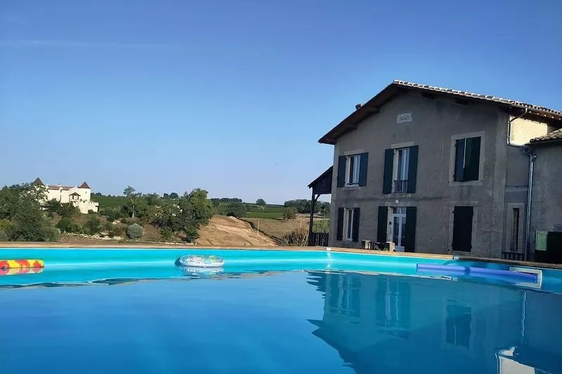 Gentleman House for rent for 10 on large vineyards