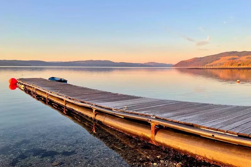 Cockleshell Lodge located at the waters edge near Otter Ferry-Pet friendly